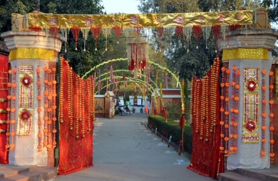 agra-dayalbagh-colored-with-spring-colors-on-this-day-acharya-huzoor-saheb-had-laid-its-foundation