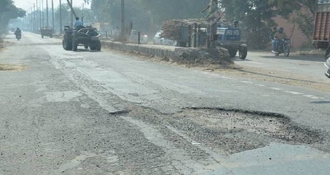 Muzaffarnagar Big Breaking: Yogi Sarkar's pothole free claims being blown to pieces, road construction pending for 3 years