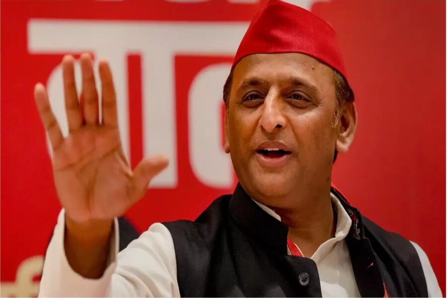 In Bahraich, Akhilesh took a jibe at BJP and said - one of their engines is missing from the hoarding