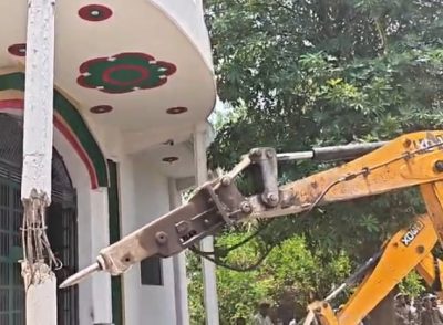 लोनी ट्रोनिका सिटी में अवैध मजार ध्वस्त, सरकारी भूमि से हटाया अतिक्रमण