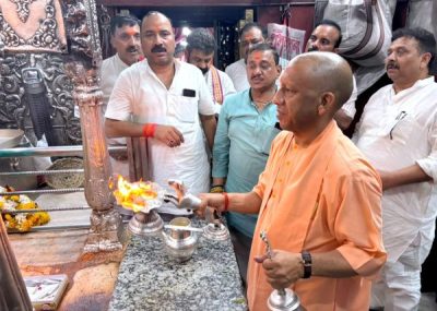 सीएम योगी ने काशी विश्वनाथ धाम और काल भैरव मंदिर में किए दर्शन