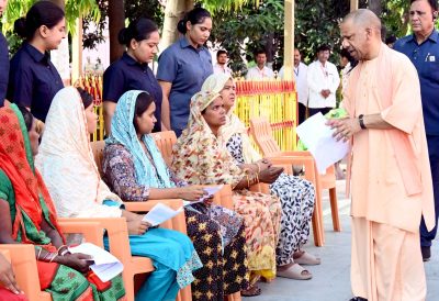 मुख्यमंत्री योगी आदित्यनाथ ने सुनी 200 लोगों की समस्याएं