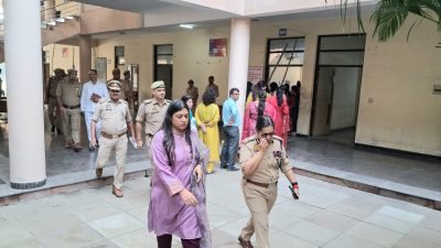 मेरठ खंड MLC चुनाव: पुलिस आयुक्त और जिलाधिकारी ने मतदान केंद्रों का किया निरीक्षण, सुरक्षा व्यवस्था परखी