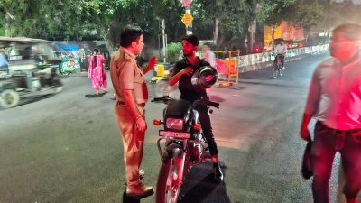 त्योहारों से पहले सेंट्रल नोएडा में पुलिस का सख्त पहरा, 42 टीमों ने 2315 लोगों की जांच की